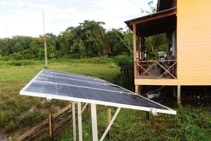 Na área ambiental, a Emater também participou, na semana passada, da instalação de mais quatro kits de placas solares viabilizadas por financiamentos na linha de crédito Eco, do Programa Nacional de Fortalecimento da Agricultura Familiar (Pronaf/Eco), para produtores ribeirinhos em Almeirim, Região do Médio-Amazonas.
FOTO: ASCOM EMATER
DATA: 24.04.2018
ALMEIRIM - PARÁ <div class='credito_fotos'>Foto: ASCOM EMATER | <a href='/midias/2018/originais/8f6258e3-595f-411f-b848-3c64ac6042f1.jpg' download><i class='fa-solid fa-download'></i> Download</a></div>