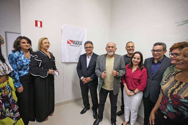 Carteira de identidade, habilitação e de trabalho. Seguro-desemprego, segunda via de boletos de água e multas de transito. Registros na Junta Comercial e DARFs de impostos. Registros de ocorrências na polícia e queixas ao Procon. Tudo num só lugar, rápido e fácil. O governador Simão Jatene (foto) entregou nesta sexta-feira, 04, à população a Estação Cidadania do Shopping Pátio Belém. É a sexta unidade de atendimento à população no estado do Pará. Num espaço de mais de mil metros quadrados, a população poderá contar com serviços de órgãos como: Banpará; Polícia Civil; Procon; Secretaria de Justiça e Direitos Humanos; Sistema Nacional de Empregos; Secretaria de Assistência Social, Trabalho e Renda; Junta Comercial do Estado, Secretaria da Fazenda, Cosanpa, Detran, Igeprev e Fundação Pro-Paz. Além desses, as novidades ficam por conta do Hemopa, oferecendo a possibilidade do cidadão doar sangue e da Secretaria Municipal de Mobilidade (Semob).
FOTO: ANTÔNIO SILVA / AG. PARÁ
DATA: 04.05.2018
BELÉM - PARÁ <div class='credito_fotos'>Foto: Antônio Silva/Ag. Pará | <a href='/midias/2018/originais/8f62bbb1-485a-4638-bfea-e08d1c4630d1.jpg' download><i class='fa-solid fa-download'></i> Download</a></div>