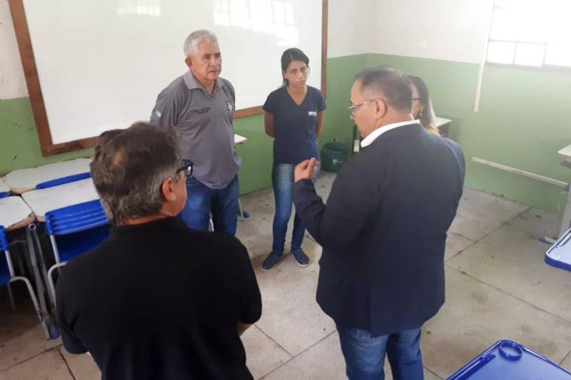 Na manhã deste sábado (17), o dia foi de preparação nas escolas de todo o Estado que receberão os candidatos para a prova. Em Marabá, o superintendente da Susipe, coronel Rosinaldo Conceição, fez uma vistoria técnica com representantes da AOCP em um dos locais de prova e destacou todos os procedimentos que serão adotados para garantir a segurança nas 46 unidades prisionais do Pará.
FOTO: ASCOM SUSIPE
DATA: 17.03.2018
MARABÁ - PARÁ <div class='credito_fotos'>Foto: ASCOM SUSIPE | <a href='/midias/2018/originais/8f64608a-2a77-4a54-aa8f-0b9350c539a9.jpg' download><i class='fa-solid fa-download'></i> Download</a></div>