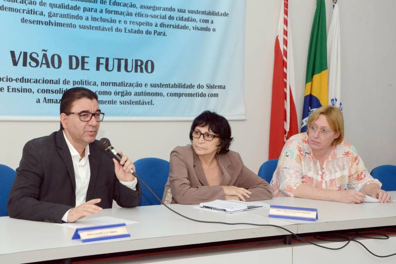 O Estado do Pará implantou a Comissão Estadual de Implementação da Base Nacional Comum Curricular (BNCC) para os Ensinos Infantil e Fundamental, aprovada pelo Conselho Nacional de Educação no último mês de dezembro. O objetivo desta Comissão, criada na última quinta-feira (18), na sede do CNE, em Belém, é divulgar a Base Nacional entre os diferentes setores interessados na questão da educação em todo o estado e, ao mesmo tempo, reelaborar o currículo da educação básica do Pará, tendo como fundamento as novas diretrizes da BNCC. Para isso, também foi instituído, na mesma reunião, um Comitê Executivo, composto por diversas entidades educacionais, que será responsável por reelaborar o currículo da educação básica no estado. As reuniões do Comitê começam imediatamente e a Comissão terá a função de acompanhar e ser uma espécie de consultora desse trabalho. Na foto, o secretário adjunto de Ensino da Seduc, José Roberto Silva (e).
FOTO: ELISEU DIAS / ASCOM SEDUC
DATA: 19.01.2018
BELÉM - PARÁ <div class='credito_fotos'>Foto: Eliseu Dias / Ascom Seduc | <a href='/midias/2018/originais/8f65da30-574e-4f1a-9017-f31b702696e0.jpg' download><i class='fa-solid fa-download'></i> Download</a></div>