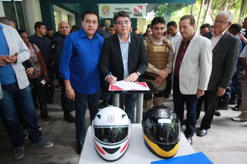 Polícia Militar, Guarda Municipal e Secretarias Municipais de Segurança Pública de 17 cidades do interior paraense receberam motos para ampliar o policiamento ostensivo e para atender ocorrências em suas sedes. Os veículos adquiridos pelo Governo do Estado são provenientes de emenda parlamentar de três deputados da Assembleia Legislativa do Pará (ALEPA), e entregues (foto) nesta segunda-feira (28) durante cerimônia na sede da Casa Civil, em Belém. Ao todo foram entregues 44 motos do modelo Honda XRE 300 CC, todas com kit sinalizador acústico e visual, rastreador, dois capacetes e queixeiras. Prefeitos, secretários de segurança, representantes das polícias, guardas municipais e deputados estiveram presentes na solenidade e ressaltaram a importância de ampliar a frota de veículos para dar apoio a segurança dos municípios.
FOTO: MÁCIO FERREIRA / AG. PARÁ
DATA: 28.05.2018
BELÉM - PARÁ <div class='credito_fotos'>Foto: MÁCIO FERREIRA/ AG. PARÁ | <a href='/midias/2018/originais/8f676bb2-e05b-4f44-bca2-8192e381701f.jpg' download><i class='fa-solid fa-download'></i> Download</a></div>