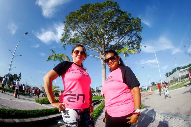 “Eu ainda nem entrei e já estou maravilhada!”, disse a dona de casa Ivana Sousa, 52 anos (d), na expectativa para conhecer o novo Parque Ambiental do Utinga (PEUt). Integrante de um grupo de corrida, a dona de casa se preparava para encarar os quatro quilômetros da caminhada ecológica que marcou a programação de reabertura do Parque, na manhã deste sábado (17). Junto com ela, estava Helena Perez, 45 anos (e).
FOTO: THIAGO GOMES / AG. PARÁ
DATA: 17.03.2018
BELÉM - PARÁ <div class='credito_fotos'>Foto: Sidney Oliveira/Ag. Pará | <a href='/midias/2018/originais/8f693867-5398-4b6f-8ac6-21971105aac4.jpg' download><i class='fa-solid fa-download'></i> Download</a></div>