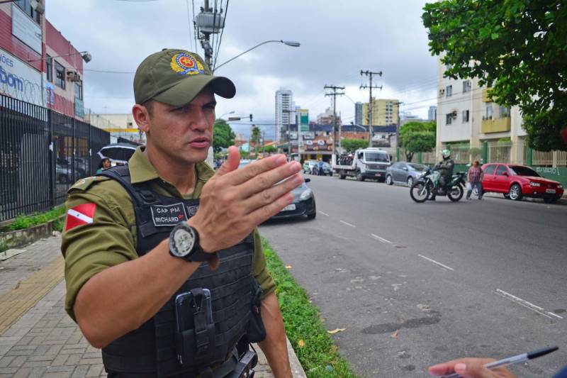 Durante a manhã de terça-feira (10), as forças de segurança público do Estado desencadearam operações em áreas específicas de Belém e Ananindeua. Antes mesmo do início das atividades de policiamento e de fiscalização, os órgãos mantiveram reuniões prévias em duas bases operacionais: ao lado do prédio do São José Liberto, na capital; e no estacionamento do ginásio Almir Gabriel, o "Abacatão", em Ananindeua. No final da manhã, policiais militares do 20º, 1º e 2º Batalhões da Polícia Militar (PM) fizeram o motopatrulhamento na travessa Carlos de Carvalho com rua São Miguel, no bairro do Jurunas, na periferia de Belém, onde prenderam, em flagrante, Breno da Costa Rodrigues, de 25 anos, por conduzir uma motocicleta com a placa clonada (JVY 5331). Breno, segundo a PM, possui passagem pelo Sistema Penitenciário por posse ilegal de arma de fogo e estava sob alvará expedido recentemente. Ele e a moto foram conduzidos à Seccional da Cremação. Na foto, o capitão PM Richard, comandante da operação.
FOTO: ELIELSON MODESTO / ASCOM SEGUP
DATA: 10.04.2018
BELÉM - PARÁ <div class='credito_fotos'>Foto: Elielson Modesto / Ascom Segup | <a href='/midias/2018/originais/8f6a1f4e-1862-4a37-9cac-e547f63295a8.jpg' download><i class='fa-solid fa-download'></i> Download</a></div>