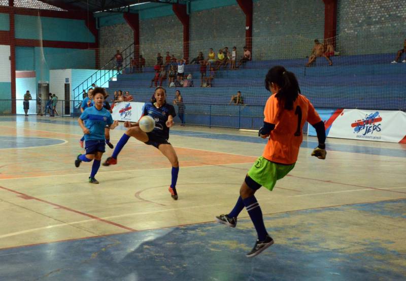Paragominas, Mãe do Rio e Tomé-Açu são os primeiros campeões da Regional dos Jogos Estudantis Paraenses (JEPS), que ocorrem até domingo (13) em Mãe do Rio, na região nordeste do Pará. Os donos da casa também ficaram com a vaga no futsal feminino A (12 14 anos) da Escola Municipal Progresso, em uma partida com um placar de 4x0 em cima das meninas do colégio Luterano.
FOTO: ELISEU DIAS / ASCOM SEDUC
DATA: 11.05.2018
MÃE DO RIO - PARÁ <div class='credito_fotos'>Foto: Eliseu Dias / Ascom Seduc | <a href='/midias/2018/originais/8f6dd8b8-790d-41ab-bee9-aed6a6da3a55.jpg' download><i class='fa-solid fa-download'></i> Download</a></div>