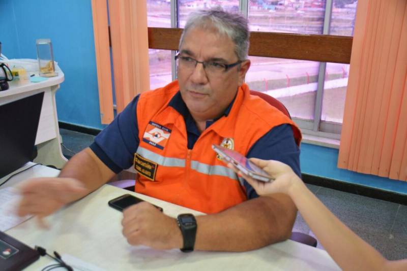 A Defesa Civil do Pará está em plena execução do Plano de Contingência para desastres hidrometeorológicos 2018-2019. As ações têm o sentido de atender municípios em situações mais críticas por conta da intensidade das chuvas previstas para o período do inverno amazônico. A atenção está voltada a possíveis cheias de rios localizados no sul e sudeste paraense, cheias em decorrência das intensas chuvas. Segundo a Defesa Civil, as chuvas nas duas regiões já chegaram 80% do previsto para todo o mês de fevereiro. As equipes de socorro estão monitorando os rios Itacaiúnas, Tocantins, Araguaia e Parauapebas. No último trimestre, compreendido entre outubro a dezembro de 2017, foram registrados 470 mm de índice pluviométrico, 20 pontos a mais que a média histórica entre 1981 e 2010, que foi de 450 mm. Na foto, o coordenador estadual da Defesa Civil, coronel Cantuária.
FOTO: DIVULGAÇÃO
DATA: 10.02.2018
PARAUAPEBAS - PARÁ <div class='credito_fotos'>Foto: Divulgação | <a href='/midias/2018/originais/8f6ebf48-b7b2-402b-9164-c1fb1b582ec8.jpg' download><i class='fa-solid fa-download'></i> Download</a></div>