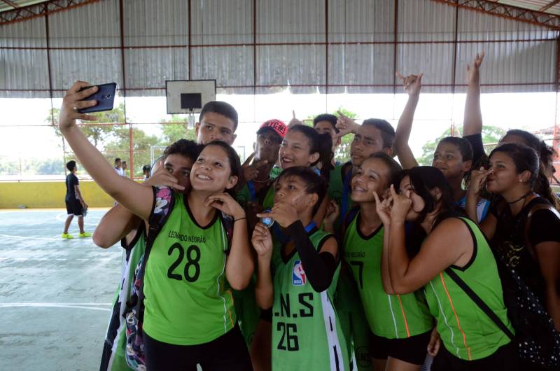 A Regional Mocajuba dos Jogos Estudantis Paraenses (JEPs), que ocorreu de 16 a 20 deste mês reunindo municípios do Baixo Tocantins, foi encerrada com festa no final de semana, pelos atletas que garantiram vagas na Etapa Estadual da competição, marcada para o período de 19 a 22 de junho, na Arena Guilherme Paraense, em Belém, com as finais transmitidas ao vivo pela TV Cultura do Pará. Na foto, o ouro no basquetebol feminino, categoria B, foi conquistado pelas alunas da Escola Estadual de Ensino Médio Professor Leonardo Negrão, de Abaetetuba.
FOTO: ELISEU DIAS / ASCOM SEDUC
DATA: 20.05.2018
MOCAJUBA - PARÁ <div class='credito_fotos'>Foto: Eliseu Dias / Ascom Seduc | <a href='/midias/2018/originais/8f6fa931-ae95-4e5d-8e00-eaeb13e1f7f6.jpg' download><i class='fa-solid fa-download'></i> Download</a></div>