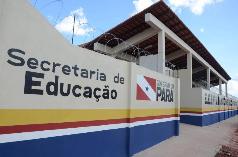 Após obras de reforma e ampliação, a Escola Estadual de Ensino Fundamental e Médio Maria das Mercês de Oliveira Conor (foto), no município de Castanhal, foi entregue à população pela Secretaria de Estado de Educação (Seduc), na última quinta-feira (27). "Estamos entregando a escola completamente reformada e ampliada, desde os laboratórios e cantina, até as salas de aula. Temos a expectativa de que a comunidade abrace a escola, a oportunidade de ter melhoria no local de trabalho e, principalmente, consiga oportunizar qualidade de ensino a todos os estudantes da escola. É um grande avanço e uma grande conquista. Tenho certeza de que todos estão muito felizes com a nova escola”, disse o secretário adjunto de Ensino, José Roberto Silva.

FOTO: RAI PONTES / ASCOM SEDUC
DATA: 27.12.2018
CASTANHAL - PARÁ
 <div class='credito_fotos'>Foto: Rai Pontes/Ascom Seduc   |   <a href='/midias/2018/originais/8f75201a-bcf5-49a2-b351-1d8b5dfcbe09.jpg' download><i class='fa-solid fa-download'></i> Download</a></div>