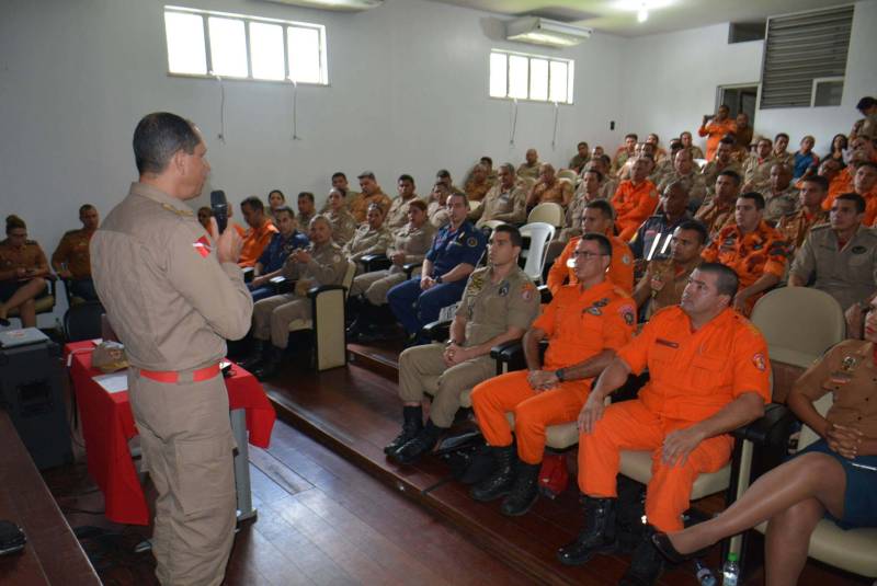 O Corpo de Bombeiros Militar do Pará promoveu o “I Seminário de Salvamento Veicular do CBMPA” e a “VII Reunião da Comissão Nacional de Salvamento Veicular (Conasv)”. O evento encerrou nesta sexta-feira (8), e teve o objetivo de reunir bombeiros militares de diversos Estados do Brasil para debater táticas e técnicas de salvamento veicular e a utilização da roupa de proteção. A capitã Lívia Nascimento, do Corpo de Bombeiros do Amapá, formou-se como oficial em 2011 no Pará. Hoje retornou a capital paraense para ministrar a palestra sobre incêndio veicular, abordagem sobre risco e procedimentos de segurança em operações. “É de extrema importância para intercambiar e trocar conhecimentos entre as corporações. Precisamos evoluir para melhorar a eficiência de nossa atuação e quebrar paradigmas e tocar em pontos atuais, o que tem novo em equipamentos e nas áreas de atuação dos bombeiros”, afirmou. Na foto, o Comandante Geral do Corpo de Bombeiros Militar do Pará, Coronel Zanelli Nascimento (e).
FOTO: ASCOM / CBMPA
DATA: 08.06.2018
BELÉM - PARÁ <div class='credito_fotos'>Foto: Ascom CBMPA | <a href='/midias/2018/originais/8f803f96-12d4-4a24-bb13-13e8b71a85cb.jpg' download><i class='fa-solid fa-download'></i> Download</a></div>