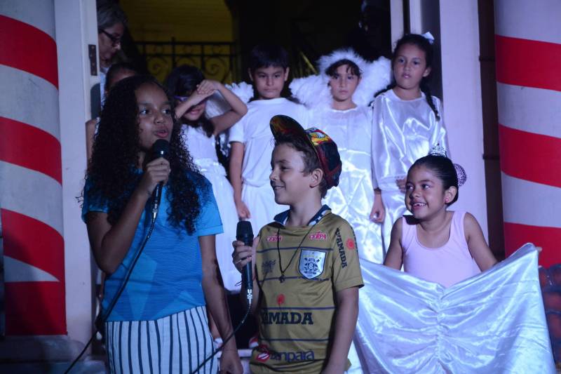 O clima natalino esteve presente na “I Cantata de Natal”, promovida pela Escola Barão do Rio Branco, na quarta-feira (19), em Belém. Alunos do 1º ao 9º ano do Ensino Fundamental e seus professores realizaram apresentações de cantigas de Natal com interpretação simultânea na Língua Brasileira de Sinais (Libras), promovendo a inclusão de alunos com surdez. Familiares e a comunidade prestigiaram as apresentações.  

FOTO: FERNANDO NOBRE / ASCOM SEDUC
DATA: 20.12.2018
BELÉM - PARÁ <div class='credito_fotos'>Foto: Fernando Nobre/ Ag. Pará   |   <a href='/midias/2018/originais/8f8319f9-eeb3-4610-afdb-a79a013447f9.jpg' download><i class='fa-solid fa-download'></i> Download</a></div>