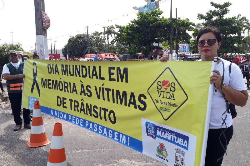 Uma simulação de acidente de trânsito na avenida Fernando Guilhon, no município de Marituba, a 11 quilômetros de Belém, chamou atenção de quem passava no local. A ação fez parte da programação que marcou o Dia Mundial em Memória às Vítimas de Acidentes de Trânsito realizada pela Coordenação de Educação de Trânsito do Detran e Prefeitura Municipal de Marituba, através da sua Diretoria de Trânsito.
FOTO: ROSE BARBOSA / ASCOM DETRAN
DATA: 18.11.2018
MARITUBA - PARÁ <div class='credito_fotos'>Foto: ROSE BARBOSA / ASCOM DETRAN | <a href='/midias/2018/originais/8f8eded6-5be8-4223-b9cb-2b6f37877669.jpg' download><i class='fa-solid fa-download'></i> Download</a></div>