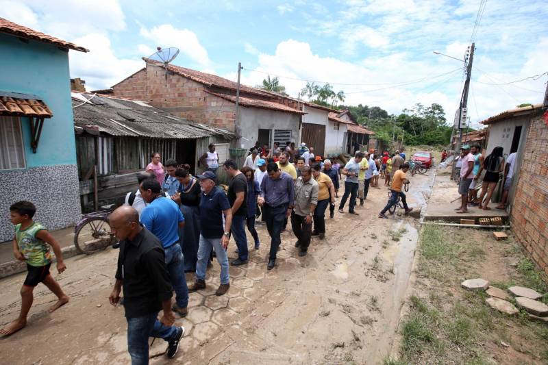 O Governador do Pará, Simão Jatene, esteve durante esta sexta-feira (13) no município de Paragominas. Além de visitar as áreas afetadas pela enxurrada que ocorreu na madrugada da quinta-feira (12), ele conversou com moradores atingidos, reuniu com autoridades municipais, secretários de estado, com o Corpo de Bombeiros e a Defesa Civil para traçar as metas e ações a serem cumpridas para restabelecer a normalidade na cidade. A forte enxurrada, que durou toda a madrugada, alagou cerca de 40% da cidade e atingiu 350 famílias. Até o momento, 13 locais foram adequados para funcionar como abrigo, entre escolas, associações, ginásios, entre outros, para receber desabrigados e desalojados.

FOTO: SIDNEY OLIVEIRA / AG. PARÁ
DATA: 13.04.2018
PARAGOMINAS - PARÁ <div class='credito_fotos'>Foto: Sidney Oliveira/Ag. Pará   |   <a href='/midias/2018/originais/8f90b600-e299-4c35-93ca-9336f5b733d8.jpg' download><i class='fa-solid fa-download'></i> Download</a></div>