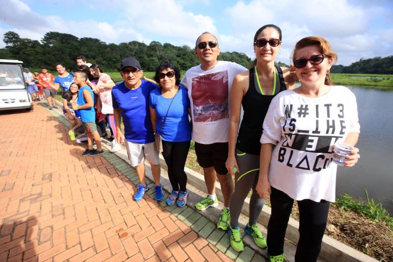 Uma reabertura feita a milhares de mãos. A fita inaugural colocada no inicio da trilha principal do Parque do Utinga foi rompida por mais de cinco mil pessoas ansiosas pelo inicio da caminhada, marcando o segundo dia da programação de reabertura do mais novo espaço paraense de lazer e interatividade com a natureza.
FOTO: MÁCIO FERREIRA / AG. PARÁ
DATA: 17.03.2018
BELÉM - PARÁ <div class='credito_fotos'>Foto: MÁCIO FERREIRA/ AG. PARÁ | <a href='/midias/2018/originais/8f910e04-f377-4fa0-a2d6-a932c0c1c3ef.jpg' download><i class='fa-solid fa-download'></i> Download</a></div>