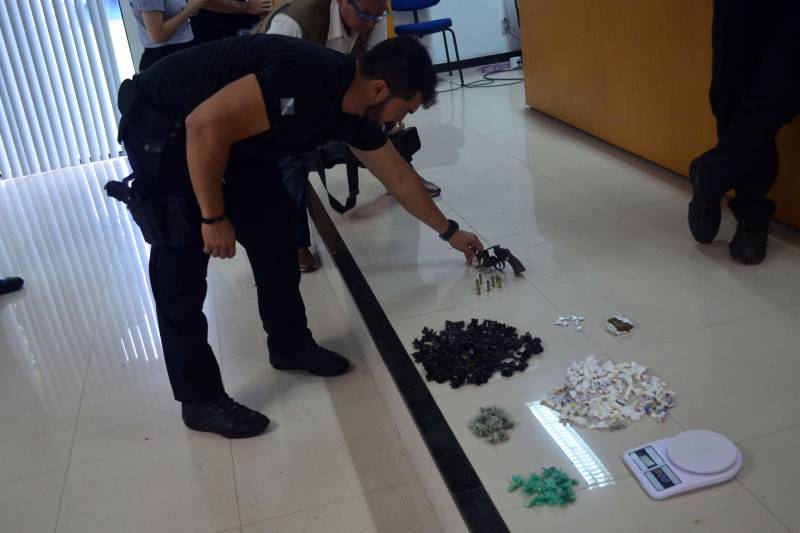 A Secretaria de Estado de Segurança Pública e Defesa Social (Segup) deflagrou nas primeiras horas da manhã desta quinta-feira (29), a operação Templários, que resultou na prisão de 10 pessoas e apreensão de mais de 300 petecas de cocaína, cerca de 500 gramas de pasta base de cocaína, aproximadamente 50 gramas de maconha (do tipo limãozinho) e um revólver calibre 38. O trabalho contou com o apoio das Polícias Civil e Militar.

FOTO: ELIELSON MODESTO/ASCOM SEGUP
DATA: 29.11.2018
ANANINDEUA-PARÁ <div class='credito_fotos'>Foto: Elielson Modesto / Ascom Segup   |   <a href='/midias/2018/originais/8f954a17-8005-4680-8fe0-c28832142b14.jpg' download><i class='fa-solid fa-download'></i> Download</a></div>