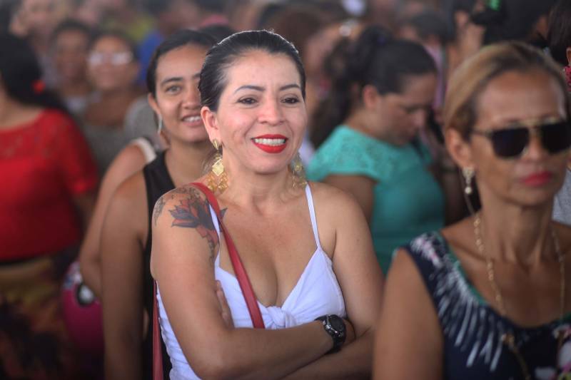 O governo do Pará, por meio da Companhia de Habitação do Pará (Cohab) entregou, neste sábado (24), as chaves dos 4 mil apartamentos do Residencial Viver Melhor Marituba. O local passa a ser, agora, a moradia de mais de 15 mil pessoas que aguardavam pelo empreendimento. Desde o início da manhã, servidores da Cohab estavam a postos, na quadra de esportes do Residencial, organizando a entrega das chaves dos apartamentos. A Companhia de Saneamento do Pará (Cosanpa) também atendia os novos moradores, que já podiam realizar o cadastro de suas unidades de consumo para ligação do fornecimento de água.
FOTO: THIAGO GOMES / AG PARÁ
DATA: 24.02.2018
MARITUBA - PARÁ <div class='credito_fotos'>Foto: Thiago Gomes /Ag. Pará | <a href='/midias/2018/originais/8f981a3a-93d1-4430-a201-947309b21399.jpg' download><i class='fa-solid fa-download'></i> Download</a></div>