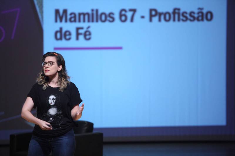 Todas as pessoas que deixaram o teatro onde acontece o Publicom Belém 2018 saíram animadas com o primeiro dia de evento, que encerrou às 20h desta segunda-feira (11). Ter a oportunidade de conhecer mais sobre temas atuais, conhecer de perto profissionais de sucesso da área de comunicação e trocar experiências com estudantes e outros profissionais da área foram os benefícios mais citados por quem participou do evento, que já acontece desde 2013.
FOTO: THIAGO GOMES / AG. PARÁ
DATA: 11.06.2018
BELÉM - PARÁ <div class='credito_fotos'>Foto: Thiago Gomes /Ag. Pará | <a href='/midias/2018/originais/8f99666e-930c-474b-9319-1110904eb8cd.jpg' download><i class='fa-solid fa-download'></i> Download</a></div>