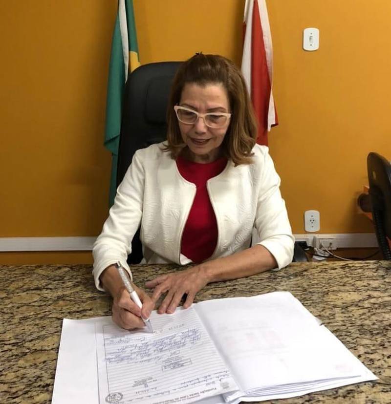 A Santa Casa do Pará Hospital de Referência Materno- Infantil do Estado, é referência nas áreas de  Tocoginecologia, Pediatria, Neonatologia, Clínica Médica, Clínica Cirúrgica, Nefropediatria, Ambulatórios (Mulher, Pediatria, Cirurgia e especialidade) e desenvolve relevantes ações de Ensino, Pesquisa e Extensão, com Pós-graduação Lato Sensu (12 programas de residência médica e 1 de Residência multiprofissional) e Pós-graduação Scricto Sensu (mestrado). Nos últimos 7 anos e 10 meses, a Santa Casa atendeu 343.781 pacientes da Capital e do Interior do Estado na Unidade de Urgência e Emergência Obstétrica. O Hospital também realizou 162.191 internações, nesse período. O número de partos realizados pela Maternidade da Santa Casa foi de 69.512 e o hospital realizou ainda 30.289. Mas essas, não são as únicas boas notícias que temos para a população paraense. Mais uma conquista está sendo comemorada por gestores e servidores da instituição: a realização de teste das imagens radiológicas digitais pelo Radiology Information System (RIS) - Sistema de Informação de Radiologia e PACS disponibilizadas para todos os pacientes da nossa Santa Casa. Na foto, assinatura da autorização da obra de restauro da capela centenária, no útimo dia 27/11, pela presidente da instituição, Rosangela Brandão Monteiro.

FOTO: ASCOM / SANTA CASA
DATA:27.11.2018
BELÉM - PARÁ <div class='credito_fotos'>Foto: Ascom Santa Casa   |   <a href='/midias/2018/originais/8f9bc27e-1cc2-45e9-91c4-e54cf8d678ec.jpg' download><i class='fa-solid fa-download'></i> Download</a></div>