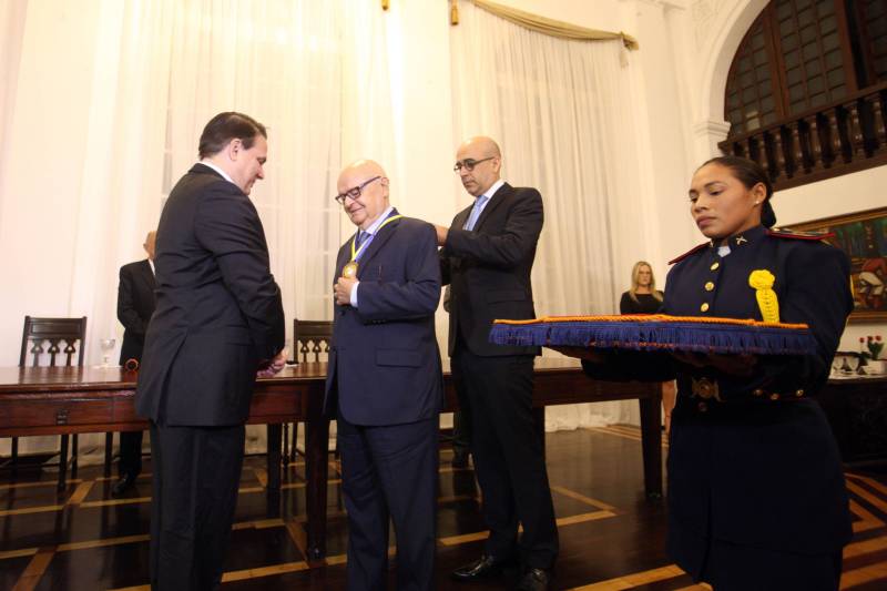 O governador Simão Jatene foi homenageado pela Associação do Corpo Consular no Estado do Pará (ACCP) com a Comenda do Mérito Consular João Clemente Baena Soares. A maior honraria da entidade foi entregue na noite desta quinta-feira (22), no salão nobre do prédio sede da Associação Comercial do Pará (ACP), em Belém. Na foto, o embaixador Baena Soares recebe comenda.
FOTO: IGOR BRANDÃO / AG. PARÁ
DATA: 22.02.2018
BELÉM - PARÁ <div class='credito_fotos'>Foto: IGOR BRANDÃO / AG. PARÁ | <a href='/midias/2018/originais/8f9f4b02-08f7-4cc0-b96a-4f5915e8a6bc.jpg' download><i class='fa-solid fa-download'></i> Download</a></div>