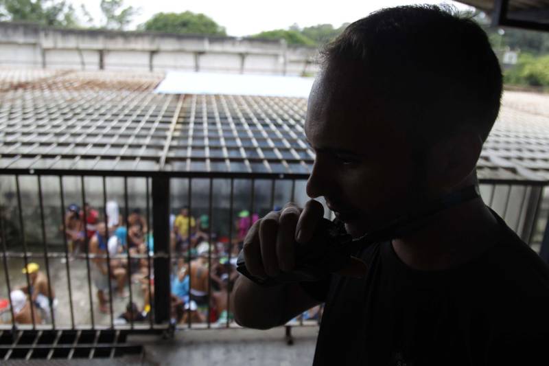 A Superintendência do Sistema Penitenciário do Estado (Susipe) adquiriu novos equipamentos para reforçar a segurança nas 46 unidades prisionais do Estado. Foram investidos cerca de R$ 10 milhões do total de recursos destinados ao Pará pelo Fundo Penitenciário Nacional (Funpen), em 2017 - o montante foi de mais de R$ 44 milhões de reais. O recurso foi utilizado na compra de rádios comunicadores, raquetes, algemas, banquetas e equipamentos de raio x, furgão-cela, caminhão-cela, contratação de serviço de bloqueio de celular e equipamentos de tecnologia da informação, além de armamento que será utilizado pelos novos agentes prisionais concursados.
FOTO: AKIRA ONUMA / ASCOM SUSIPE
DATA: 09.03.2018
BELÉM - PÁRA <div class='credito_fotos'>Foto: Akira Onuma / Ascom Susipe | <a href='/midias/2018/originais/8fa04a34-34ef-4742-af70-3dfbaf206e45.jpg' download><i class='fa-solid fa-download'></i> Download</a></div>