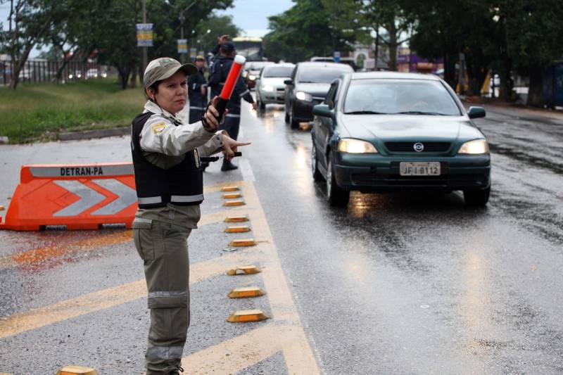 Foi bem sucedida a medida inédita de inversão no trânsito no trecho compreendido entre os quilômetros 13 e 6 da rodovia BR-316, entre os municípios de Marituba e Ananindeua. A ação foi programada para o período de 16h às 22h da terça-feira (13), com o propósito de garantir maior fluidez ao trânsito de veículos que retornavam do feriado de Carnaval.
FOTO: SIDNEY OLIVEIRA / AG. PARÁ
DATA: 13.02.2017
ANANINDEUA - PARÁ <div class='credito_fotos'>Foto: Sidney Oliveira/Ag. Pará | <a href='/midias/2018/originais/8fab9f68-5915-4124-b824-63b9aa9f271b.jpg' download><i class='fa-solid fa-download'></i> Download</a></div>