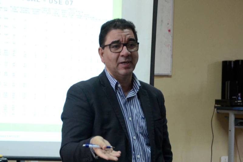 Dirigentes da Secretaria de Estado de Educação (Seduc) se reuniram, nesta segunda-feira (26), com gestores e diretores de escolas das unidades Seduc na Escola (USEs) 7 e 8, em Belém, para encaminhar ações referentes ao ano letivo de 2018. Na reunião, no auditório da Escola Estadual Carlos Guimarães, no bairro da Marambaia, foi detalhada a necessidade de gestão compartilhada entre as escolas e os setores da Seduc visando o enfrentamento de situações adversas ao funcionamento das unidades escolares. O titular da Diretoria de Recursos Técnicos e Imobiliários (DRTI) da Seduc, José Ângelo Miranda, falou sobre as ações de prevenção a eventuais problemas na infraestrutura física das escolas. Ele destacou que o foco principal da DRTI se refere à parte de cobertura, rede elétrica e hidráulica, principais demandas das escolas. Na foto, o secretário adjunto de Ensino, José Roberto Silva.
FOTO: RAI PONTES / ASCOM SEDUC
DATA: 26.02.2018
BELÉM - PARÁ <div class='credito_fotos'>Foto: Rai Pontes/Ascom Seduc | <a href='/midias/2018/originais/8fb415e0-2af2-4336-a5f7-0b636893b4dc.jpg' download><i class='fa-solid fa-download'></i> Download</a></div>