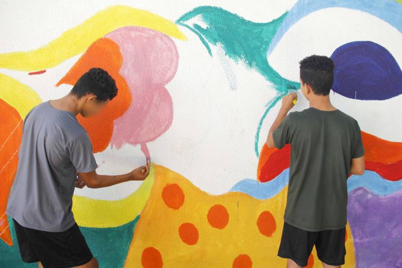 As 14 unidades socioeducativas do Pará promovem a partir desta semana o IV Recreio de Verão Socioeducativo (foto), uma iniciativa que reúne atividades de arte, cultura, esporte e lazer para adolescentes e jovens em privação de liberdade, potencializando as atividades pedagógicas no mês de julho, durante o recesso escolar. Em Marabá, no sudeste paraense, arte-educadores e servidores do Centro de Internação do Adolescente Masculino (Ciam-Marabá) realizam uma série de atividades e oficinas desde esta terça-feira (10). Entre essas atividades estão jogos de futebol, futsal e vôlei, além de oficina de pipa e pintura, artesanato, ações socioambientais, teatro e panificação. A coordenadora do complexo esportivo e cultural Apoena, Marta Santos, informou que as oficinas realizadas na unidade de Marabá são uma extensão das atividades já realizadas nas unidades de Belém, com iniciativas que fortaleçam o processo de ressocialização dos jovens assistidos. “Aqui, em Marabá, estamos potencializando as atividades ao longo da semana, culminando com uma apresentação especial na sexta-feira (13), fruto das atividades realizadas ao longo da semana. Contamos com 57 adolescentes, e atividades sendo realizadas ao longo de todo o mês, um trabalho que eles gostam e se identificam”, afirmou a coordenadora.
FOTO: FRANKLIN SALVADOR / ASCOM FASEPA
DATA: 10.07.2018
BELÉM - PARÁ <div class='credito_fotos'>Foto: FRANKLIN SALVADOR / ASCOM FASEPA | <a href='/midias/2018/originais/8fbfdff6-2fbf-4640-8859-ded148963c64.jpg' download><i class='fa-solid fa-download'></i> Download</a></div>