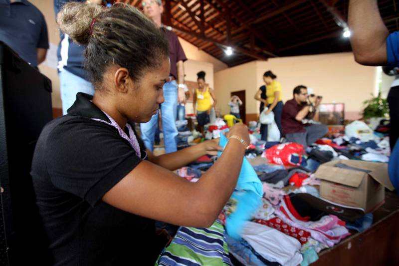 O Governador do Pará, Simão Jatene, esteve durante esta sexta-feira (13) no município de Paragominas. Além de visitar as áreas afetadas pela enxurrada que ocorreu na madrugada da quinta-feira (12), ele conversou com moradores atingidos, reuniu com autoridades municipais, secretários de estado, com o Corpo de Bombeiros e a Defesa Civil para traçar as metas e ações a serem cumpridas para restabelecer a normalidade na cidade. A forte enxurrada, que durou toda a madrugada, alagou cerca de 40% da cidade e atingiu 350 famílias. Até o momento, 13 locais foram adequados para funcionar como abrigo, entre escolas, associações, ginásios, entre outros, para receber desabrigados e desalojados. Na foto, distribuição das doações para as vítimas da enchente no município.

FOTO: SIDNEY OLIVEIRA / AG. PARÁ
DATA: 13.04.2018
PARAGOMINAS - PARÁ <div class='credito_fotos'>Foto: Sidney Oliveira/Ag. Pará   |   <a href='/midias/2018/originais/8fc281e7-4c88-484b-a901-e6235f4af0be.jpg' download><i class='fa-solid fa-download'></i> Download</a></div>