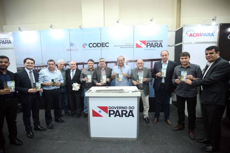 A pecuária é uma das principais cadeias produtivas do Pará, que se destaca no cenário nacional por possuir o quinto maior rebanho bovino, com mais de 20 milhões de cabeças. A importância do Estado na cadeia produtiva brasileira é destaque na InterCorte, evento que reúne iniciativas em prol do desenvolvimento do setor. A abertura, na noite desta segunda-feira, 21, no Carajás Centro de Convenções, em Marabá, sudeste paraense, contou com a presença do governador Simão Jatene, parlamentares e autoridades locais.

FOTO: THIAGO GOMES / AG. PARÁ
DATA: 21.05.2018
MARABÁ - PARÁ <div class='credito_fotos'>Foto: Thiago Gomes /Ag. Pará   |   <a href='/midias/2018/originais/8fc90c27-e153-4ad1-b050-2accbac2c4de.jpg' download><i class='fa-solid fa-download'></i> Download</a></div>