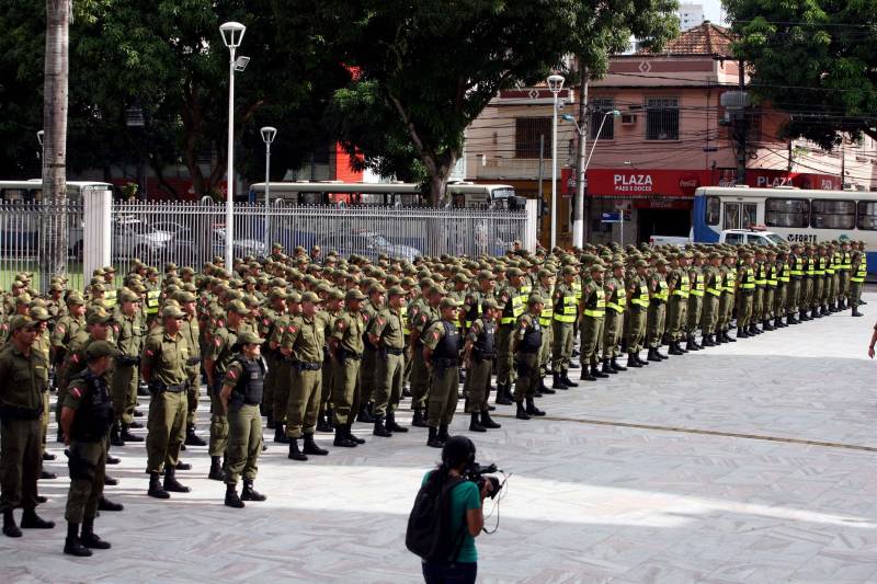 Cerca de 2 mil alunos do curso de formação de praças da Polícia Militar cumprem neste sábado (12) uma etapa importante da preparação: eles saem pela primeira vez às ruas, no estágio supervisionado, para vivenciar situações reais da carreira e, ao mesmo tempo, reforçar o policiamento ostensivo. Em Belém, cerca de 500 homens e mulheres se concentraram na Praça Santuário, em frente à Basílica de Nazaré, e saíram, em seguida, para diversos pontos da capital. A ação faz parte do pacote de medidas de combate à criminalidade e reforço da segurança pública anunciado pelo Governo do Estado.
FOTO: SIDNEY OLIVEIRA / AG. PARÁ
DATA: 12.05.2018
BELÉM - PARÁ <div class='credito_fotos'>Foto: Sidney Oliveira/Ag. Pará | <a href='/midias/2018/originais/8fcb4c86-fdf9-41c0-b5bd-d5fa64cefeda.jpg' download><i class='fa-solid fa-download'></i> Download</a></div>