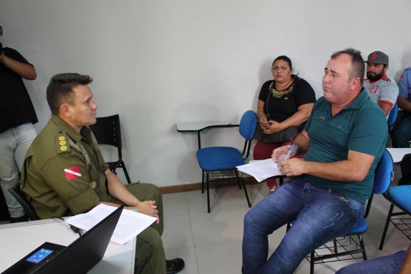 Buscar estratégias de enfrentamento aos crimes cometidos dentro dos ônibus foi o motivo da reunião realizada na tarde desta segunda-feira (19), no auditório do Comando de Policiamento da Capital I (CPC I), no Bairro do Marco, em Belém, entre representantes da Polícia Militar e do Sindicato dos Rodoviários de Belém. Sob a coordenação do coronel Luiz Carlos Rayol, comandante do CPC I, o encontro teve ainda a presença do vice-diretor do Sindicato, Ewerton Paixão.
FOTO: ASCOM PMPA
DATA: 19.03.2018
BELÉM - PARÁ <div class='credito_fotos'>Foto: Ascom PMPA | <a href='/midias/2018/originais/8fcb638d-c206-4ded-9283-ce38b00d51a8.jpg' download><i class='fa-solid fa-download'></i> Download</a></div>