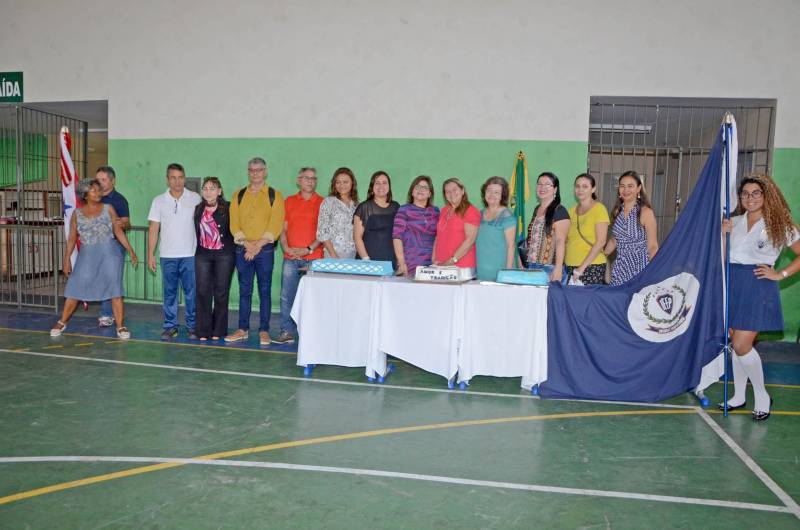 Uma das escolas mais antigas do país, fundada no dia 13 de abril de 1871, o Instituto de Educação Estadual do Pará (IEEP) completou 147 anos, nesta sexta-feira (13), com uma programação cultural, incluindo palestras, música, gincana solidária e apresentação da Banda da Marinha do Brasil. Durante a cerimônia de abertura da celebração, que contou com a presença de alunos e professores, o Governo do Estado, por meio da Secretaria de Estado de Educação (Seduc), anunciou um projeto de revitalização para a escola. Cerca de mil alunos do ensino médio regular e tecnológico estão matriculados atualmente no IEEP. Entre eles, a estudante Mel Gabriele de Araújo, aluna do 2º do Ensino Médio, veio do município Brasil Novo, no sudoeste do estado, para estudar para o Exame Nacional do Ensino Médio (Enem).

FOTO: RAI PONTES / ASCOM SEDUC
DATA: 13.04.2018
BELÉM - PARÁ <div class='credito_fotos'>Foto: Rai Pontes/Ascom Seduc   |   <a href='/midias/2018/originais/8fcde0b9-0277-4f99-b8e2-521c213f1d63.jpg' download><i class='fa-solid fa-download'></i> Download</a></div>
