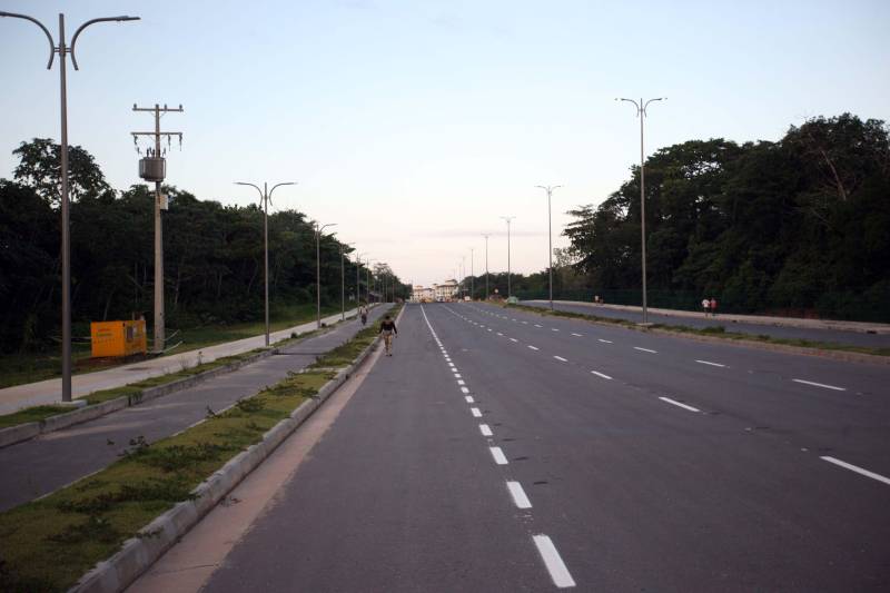 O novo trecho da avenida João Paulo II (foto), liberada para o tráfego na última semana, terá radares móveis e fiscalização eletrônica a partir do dia 1º de outubro. Segundo o Departamento de Trânsito do Estado (Detran/PA), responsável pela ação, o objetivo é controlar o fluxo de veículos em áreas que possuem curvas acentuadas e que precisam de atenção redobrada, prevenir acidentes e identificar automóveis roubados ou irregulares. O diretor de operações técnicas do Detran, Walmero Costa, informou que serão nove câmeras de vídeo-monitoramento, incluindo duas do tipo OCR (reconhecimento óptico de caracteres), todas disponibilizadas pela Secretaria de Estado de Segurança Pública e Defesa Social (Segup). Os equipamentos serão instalados em pontos estratégicos ao longo de seis quilômetros da avenida e serão monitorados pela Segup. “As fiscalizações contínuas devem inibir o excesso de velocidade. O foco é prevenir acidentes”, ressaltou Walnero.
FOTO: IGOR BRANDÃO / AG. PARÁ
DTA: 20.09.2018
BELÉM - PARÁ <div class='credito_fotos'>Foto: IGOR BRANDÃO / AG. PARÁ | <a href='/midias/2018/originais/8fce8b99-8088-4e2e-823e-9f6894c3ce7e.jpg' download><i class='fa-solid fa-download'></i> Download</a></div>