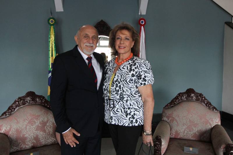 Segurança, tecnologia, educação e recursos hídricos foram alguns dos temas em pauta durante encontro entre o governador Simão Jatene (e) e o embaixador de Israel no Brasil, Yossi Shelley, na tarde desta quarta-feira (13), no Palácio do Governo, em Belém. A reunião também contou presença do presidente do Centro Israelita do Pará, Marcos Soares e dos representantes da comunidade israelita, Ana Bentes Bloch (d) e Elias Ramiro Bentes. Com a visita, o País do oriente médio busca estreitar as relações com o Estado e iniciar a construção de parcerias e cooperações em setores estratégicos como ciência, tecnologia e conhecimento. Entre os temas debatidos está a questão da segurança. Israel possui, por exemplo, uma grande expertise em tecnologias utilizadas na área. “Temos um grande conhecimento no que diz respeito à tecnologia para a segurança. Apresentamos algumas utilizadas em nosso País, como softwares de monitoramento, rastreamento, entre outros, que podem ser interessantes para o governo do Pará”, afirmou o embaixador Yossi Shelley. As possibilidades de contribuição também incluem intercâmbios e capacitação profissional na área.

FOTO: CRISTINO MARTINS / AG. PARÁ
DATA: 13.06.2018
BELÉM - PARÁ <div class='credito_fotos'>Foto: Cristino Martins/Ag. Pará   |   <a href='/midias/2018/originais/8fd09abe-8ae3-4479-9fd1-93be6fecd74d.jpg' download><i class='fa-solid fa-download'></i> Download</a></div>