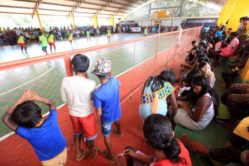 O dia começou cedo para os participantes da Semana dos Povos Indígenas, que ocorre em São Félix do Xingu, no sudeste do Pará. A vasta programação se estendeu durante toda a segunda-feira (16), com os serviços ofertados pelo Estado, os jogos e abertura oficial, à noite. Nesta segunda-feira também começaram as competições. Além do atletismo, com a corrida de 100 metros rasos para homens e mulheres, houve partidas de futsal feminino e de cabo de guerra masculino e feminino. Espalhados por diversos espaços da cidade, os jogos são uma atração muito esperada, tanto pelos índios quanto pelo público que prestigia as disputas.
FOTO: RODOLFO OLIVEIRA / AG. PARÁ
DATA: 16.04.2018
SÃO FÉLIX DO XINGU - PARÁ <div class='credito_fotos'>Foto: Rodolfo Oliveira/Ag. Pará | <a href='/midias/2018/originais/8fd224ee-3917-44bb-848a-a46f8234e289.jpg' download><i class='fa-solid fa-download'></i> Download</a></div>