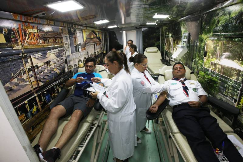 As principais avenidas do centro de Belém ganharam um tom especial e de solidariedade, neste domingo (25), com a “Caminhada pela Vida”, promovida pela Fundação Centro de Hemoterapia e Hematologia (Hemopa), em comemoração ao Dia Nacional do Doador Voluntário de Sangue, festejado na hemorrede brasileira, que é composta por 32 hemocentros.

FOTO: CARLOS SODRÉ/AG. PARÁ
DATA: 25.11.2018
BELÉM - PARÁ <div class='credito_fotos'>Foto: Carlos Sodré /Ag. Pa   |   <a href='/midias/2018/originais/8fd6040d-d66a-4e57-bae6-b30fd99b0be3.jpg' download><i class='fa-solid fa-download'></i> Download</a></div>