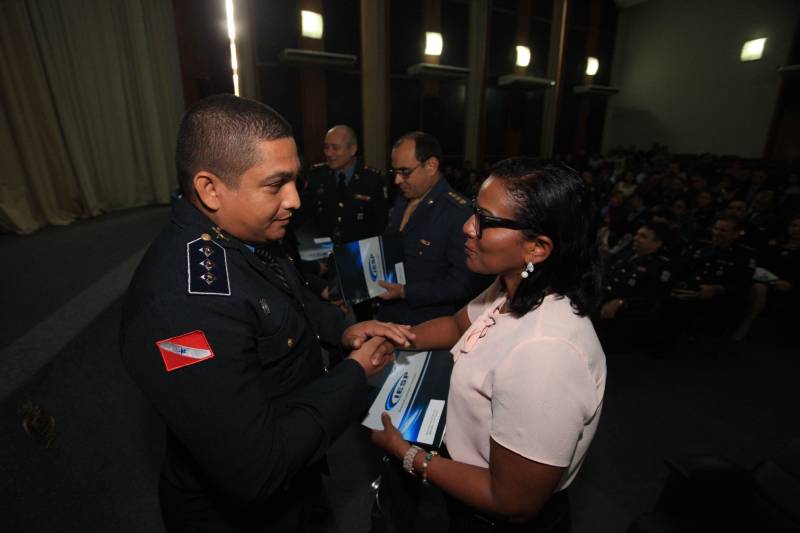 A Secretaria de Estado de Segurança Pública e Defesa Social (Segup), por meio do Instituto de Ensino de Segurança Pública (Iesp), realizou, nesta quarta-feira, 28, no auditório do Ciaba, as formaturas das turmas do Curso Superior de Polícia e Bombeiro Militar CSPBM/2018- Especialização em Gestão Estratégica e Defesa Social e dos cursos de Aperfeiçoamento de Oficiais- CAO/2018 da Polícia Militar do Pará e do Corpo de Bombeiros Militar do Pará- Especialização em Defesa Social em Cidadania.

FOTO: SIDNEY OLIVEIRA / AG. PARÁ
DATA: 28.11.2018
BELÉM - PARÁ <div class='credito_fotos'>Foto: Sidney Oliveira/Ag. Pará   |   <a href='/midias/2018/originais/8fd95882-6575-449a-9674-4cd0e2013ebc.jpg' download><i class='fa-solid fa-download'></i> Download</a></div>