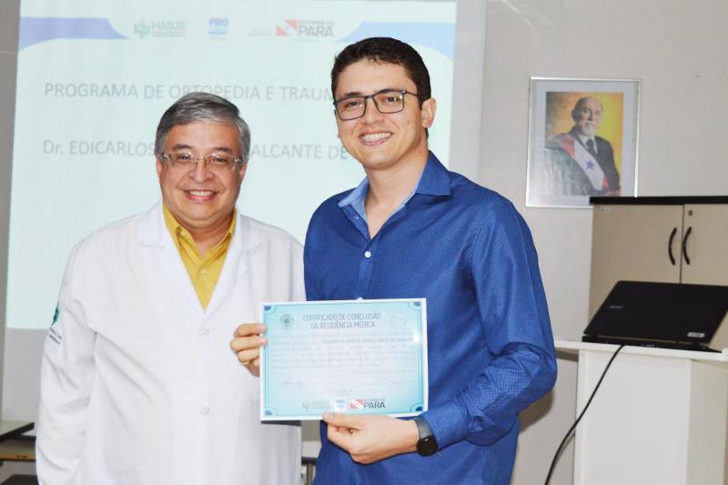 A cirurgia sempre foi, majoritariamente, um campo da medicina dominado pelos homens. Mas nas últimas décadas esta realidade vem mudando. No norte do Brasil aumenta, cada vez mais, o número de mulheres se especializando em cirurgia geral. No entanto, cirurgia de trauma ainda é uma novidade. Nesta semana, o Hospital Metropolitano de Urgência e Emergência (HMUE) certificou a primeira profissional em cirurgia do trauma dentro de um programa de Residência na região, a médica Thaiana Cerqueira Ferraz. Situado no município de Ananindeua, na Região Metropolitana de Belém, o Hospital Metropolitano de Urgência e Emergência é o único serviço hospitalar a ofertar gratuitamente o tratamento de alta complexidade em traumatologia e queimados, na Região Norte. Thaiana Ferraz fez a Residência na instituição sem nenhum custo. Para ela, é “muito gratificante concluir a Residência. Afinal, o hospital nos deu essa oportunidade, em uma especialidade que é muito importante para a sociedade e pouco valorizada, principalmente entre as mulheres”.
FOTO: ASCOM / HMUE
DATA: 08.03.2018
BELÉM - PARÁ <div class='credito_fotos'>Foto: ASCOM HMUE | <a href='/midias/2018/originais/8fdf0f35-bd4e-4e34-ba3c-09417ccf45cf.jpg' download><i class='fa-solid fa-download'></i> Download</a></div>