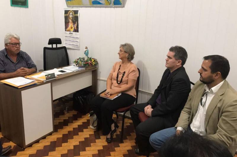 Representantes do Centro Regional de Governo do Baixo Amazonas, instalado em Santarém no dia 25 de janeiro deste ano, estão indo aos municípios da região para dar maior celeridade na resolução das principais demandas apresentadas. O primeiro município visitado foi Belterra, distante 45 km de Santarém, onde os coordenadores das áreas de segurança pública, infraestrutura e logística, educação e produção e desenvolvimento participaram de reuniões com autoridades locais. A reunião de trabalho ocorreu durante a manhã e tarde desta segunda feira (19) e foi conduzida pelo prefeito em exercício, Sérgio Cardoso de Campos, e demais servidores.
FOTO: SAMUEL ALVARENGA / SECOM
DATA: 19.02.2018
BELTERRA - PARÁ <div class='credito_fotos'>Foto: Samuel Alvarenga / Secom | <a href='/midias/2018/originais/8fdf434d-0af7-4ac2-833c-28704c5f2d99.jpg' download><i class='fa-solid fa-download'></i> Download</a></div>