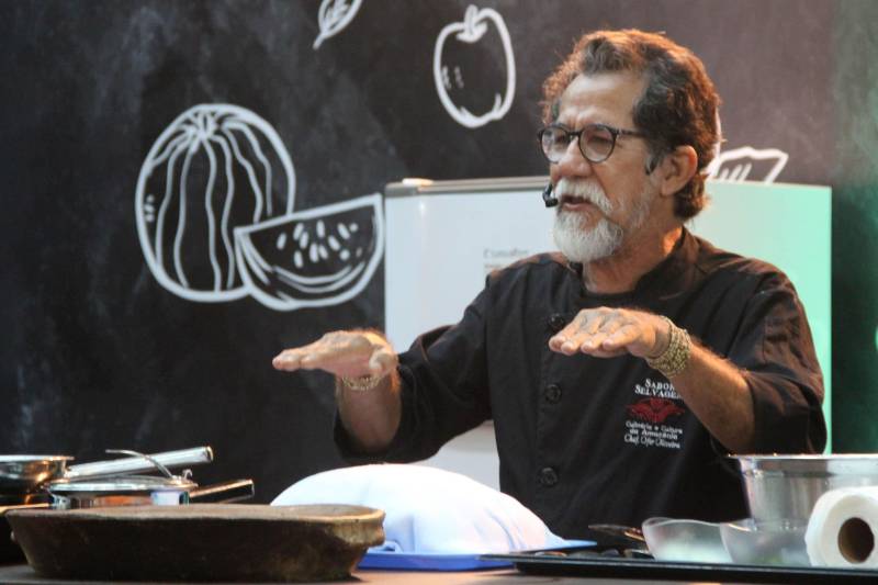 Os elementos da culinária e os sabores da gastronomia paraense chegam novamente a São Paulo, entre os dias 19 e 30 de junho. O Festival “Cozinha do Pará, A Obra-Prima da Amazônia” reunirá chefs paulistas e paraenses em cardápios elaborados especialmente para os dias de evento nos prestigiados restaurantes Micaela (19 e 20), Maní (21 e 22) e Capim Santo (27 a 30) deste mês. Na foto, o chef Ofir Oliveira.
FOTO: ASCOM SETUR
DATA: 18.06.2018
BELÉM - PARÁ <div class='credito_fotos'>Foto: ASCOM SETUR | <a href='/midias/2018/originais/8fe11934-e2a4-4e0b-9d80-834dd5c28a0a.jpg' download><i class='fa-solid fa-download'></i> Download</a></div>
