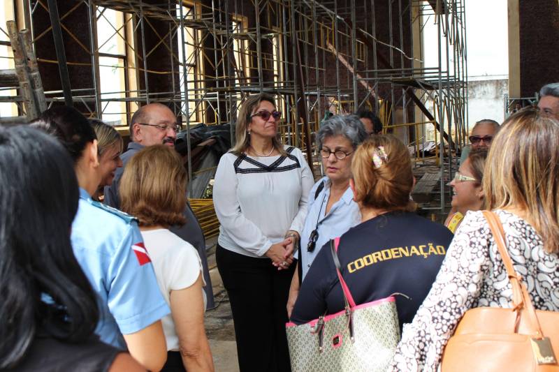 Na tarde desta quarta-feira (28), representantes de secretarias que integram o comitê gestor do Plano Estadual de Ações Integradas à Pessoa com Deficiência (Existir) visitaram as obras do Centro Integrado de Inclusão e Reabilitação (CIIR), em Belém. A visita técnica foi solicitada por Daniele Khayat, diretora-geral do Núcleo de Articulação e Cidadania (NAC), do Governo do Pará, com o objetivo de informar aos participantes do Plano sobre o andamento da obra e mostrar as ações planejadas para o local. “É muito importante que todos que trabalham diretamente com a pessoa com deficiência saibam o que está sendo feito. Afinal, são eles que vão atuar aqui. Pudemos ver de perto os espaços onde funcionará a triagem, reabilitação, radiologia, prótese e órtese, entre outros. Todos ficaram muito satisfeitos com o que viram, e ansiosos para o funcionamento”, disse Daniele Khayat. O CIIR está em fase final de construção, devendo ser inaugurado até o final do primeiro semestre de 2018.
FOTO: RUAN MORAES / ASCOM NAC
DATA: 28.02.2018
BELÉM - PARÁ <div class='credito_fotos'>Foto: RUAN MORAES / ASCOM NAC | <a href='/midias/2018/originais/8fe1a9c4-c30c-47c9-9b78-c4147ca0396e.jpg' download><i class='fa-solid fa-download'></i> Download</a></div>