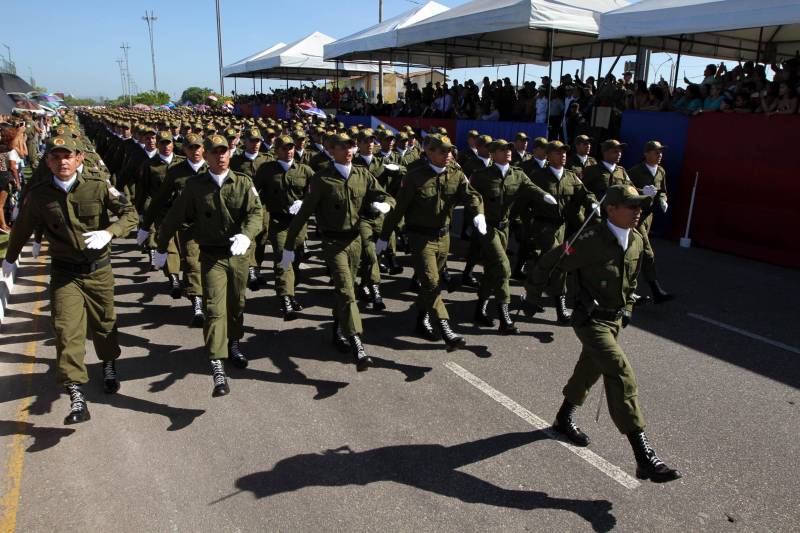 A cerimônia de formatura dos novos praças da Polícia Militar ocorreu na manhã desta segunda-feira (9), simultaneamente, em Belém e outros seis municípios paraenses: Santa Izabel, Castanhal, Barcarena, Capanema, Bragança e Tucuruí. Em Parauapebas, Marabá, Breves, Soure e Conceição do Araguaia, a formatura será celebrada na quinta-feira, dia 12. Na sexta-feira, dia 13, é a vez de Santarém, Altamira, Paragominas e Itaituba. O governador Simão Jatene presidiu a cerimônia de formatura no Portal da Amazônia, bairro da Cidade Velha, em Belém. Milhares de familiares dos formandos lotaram o espaço para entregar aos novos policiais militares seus diplomas de conclusão de curso.
FOTO: CRISTINO MARTINS / AG. PARÁ
DATA: 09.07.2018
BELÉM - PARÁ <div class='credito_fotos'>Foto: Cristino Martins/Ag. Pará | <a href='/midias/2018/originais/8fee7582-2e67-4a11-9631-4b820e663b7d.jpg' download><i class='fa-solid fa-download'></i> Download</a></div>