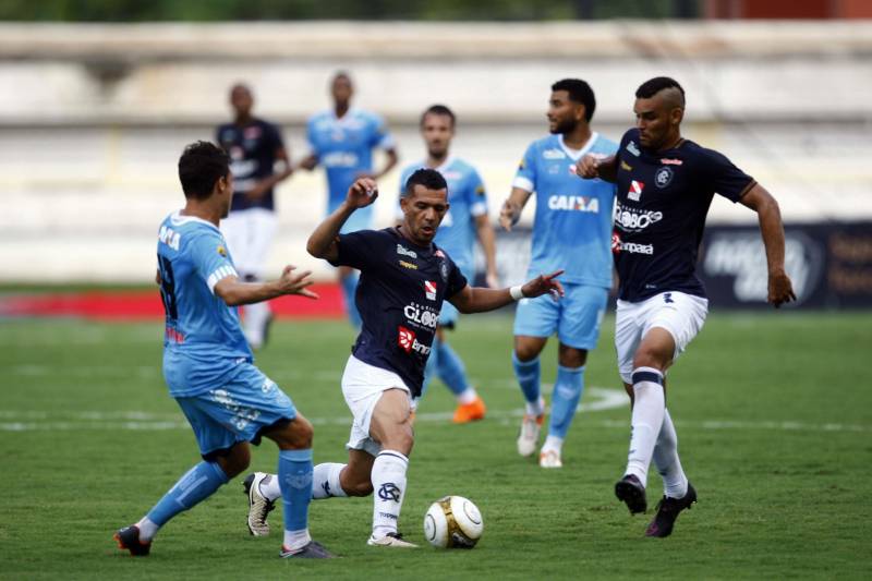Foram exatos dois meses tentando assistir ao seu primeiro Re x Pa em 2018. Neste domingo, finalmente, a estudante Hendrea Souza convenceu o noivo, Arthur Pantoja, a levá-la ao Estádio Olímpico do Pará, o Mangueirão. E logo numa final. "Só trouxe porque vim no domingo passado e vi algumas mudanças no esquema de segurança", disse Arthur. "Tem mais policiais e a bebedeira em volta do estádio praticamente acabou", afirmou. As mudanças realmente aconteceram a partir do clássico do último dia primeiro e já surtiram efeito. A chamada “Operação Mangueirão” pôs em prática ações de ordenamento no entorno do estádio, com início a partir das 7h30 e encerramento às 20h. A operação determina a delimitação de espaço para atuação de vendedores ambulantes, proibição de veículos com sons automotivos ao redor do estádio e de barracas irregulares, seis pontos de bloqueio e dois para o ingresso de comerciantes e orientações ao público.
FOTO: THIAGO GOMES / AG. PARÁ
DATA: 08.04.2018
BELÉM - PARÁ <div class='credito_fotos'>Foto: Thiago Gomes /Ag. Pará | <a href='/midias/2018/originais/8ff2aab9-bd1b-49a0-8c98-e3c353a2d124.jpg' download><i class='fa-solid fa-download'></i> Download</a></div>