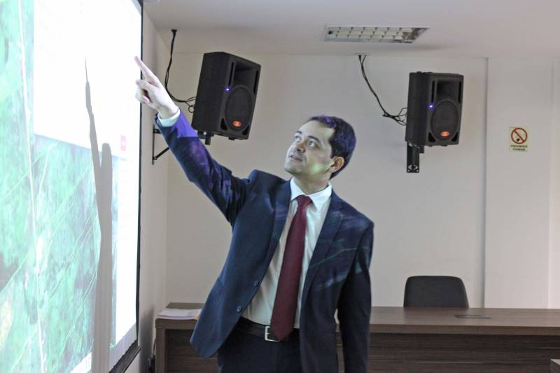 O embaixador do Canadá no Brasil, Riccardo Savone, visitou o Centro Integrado de Monitoramento Ambiental (Cimam) da Secretaria de Estado de Meio Ambiente e Sustentabilidade (Semas), na quarta-feira (2). Acompanhado de Jason Reeve, conselheiro-chefe do Departamento Comercial canadense, ele conheceu as ferramentas de conservação ambiental utilizadas pelo estado. O secretário estadual de Meio Ambiente e Sustentabilidade, Thales Belo (foto), apresentou o Centro e detalhou o funcionamento das agendas (verde, azul, cinza e marrom) e do Sistema de Alerta do Desmatamento. O embaixador ficou satisfeito com a visita. “Sendo representante do governo do Canadá aqui no Brasil, é muito importante entender quais são as ferramentas utilizadas pelo país e, principalmente, pelo Pará, para proteger e preservar o meio ambiente. Realmente, estou muito contente em conhecer o Centro de Monitoramento”, disse.
FOTO: ASCOM / SEMAS
DATA: 03.05.2018
BELÉM - POARÁ <div class='credito_fotos'>Foto: ASCOM SEMAS | <a href='/midias/2018/originais/8ff5617b-9ff7-4f69-8a13-a58d9afb73db.jpg' download><i class='fa-solid fa-download'></i> Download</a></div>