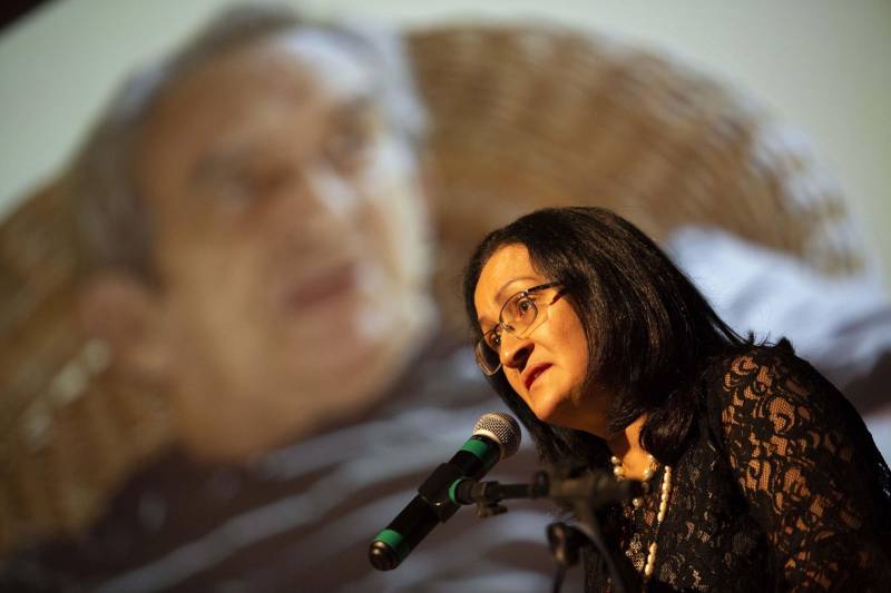 Cerimônia de comemoração dos 25 anos da Uepa (Jubilei de prata) e entrega de título de doutor Honoris Causa ao médico, folclorista e ambientalista Camillo Vianna. O evento foi realizado na noite desta terça-feira, 29, no auditório do Sesi, em Belém.
Na foto, Noemy Vianna Leão, sobrinha do médico Camillo Vianna.
FOTO: NAILANA THIELY / ASCOM UEPA
DATA: 29.05.18
BELÉM - PARÁ <div class='credito_fotos'>Foto: Nailana Thiely / Ascom Uepa | <a href='/midias/2018/originais/8ffa6ee5-123b-4741-8d7a-2ed790a59643.jpg' download><i class='fa-solid fa-download'></i> Download</a></div>