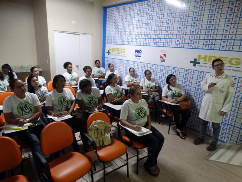 Na última sexta-feira (29/6) o Hospital Público Estadual Galileu (HPEG), em Belém (PA), certificou a quinta turma do curso gratuito de Cuidador de Idosos promovido pela unidade. A capacitação (foto) aconteceu no auditório da unidade ao longo de duas semanas, com carga horária de 40h, e capacitou 33 pessoas para o cuidado com idosos. Ao todo, já são mais 160 pessoas formadas nas cinco turmas. Segundo os alunos, um dos diferenciais do curso oferecido pelo Hospital Galileu é que todos os professores do curso fazem parte do corpo clínico do hospital.
FOTO: ASCOM / HPEG
DATA: 29.06.2018
BELÉM - PARÁ <div class='credito_fotos'>Foto: ASCOM / HPEG | <a href='/midias/2018/originais/90027118-9a5f-41af-84d3-b3312c9e9d84.jpg' download><i class='fa-solid fa-download'></i> Download</a></div>