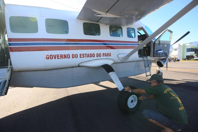 “Devo a vida do meu filho à atuação do Graesp (Grupamento Aéreo de Segurança Pública, na foto). Se não fosse pelo empenho deles no resgate, o João não teria resistido”. O depoimento emocionado é do sargento da Polícia Militar do Pará, Marcelo Serrano. Em abril do ano passado, o filho dele, João Marcel, então com 3 anos, perfurou o pulmão depois de cair de uma ponte. O acidente foi no município de São Sebastião da Boa Vista, no Marajó. Na ocasião, o Graesp foi acionado e iniciou o resgate da criança em direção a Belém. Em uma corrida contra o tempo, 40 minutos depois o menino começava a ser atendido em um hospital na capital. Se o transporte tivesse sido de barco, como normalmente ocorre na região, levaria oito horas e, pela gravidade da situação, o pequeno Marcel não teria resistido.

FOTO: RODOLFO OLIVEIRA / AG. PARÁ
DATA: 21.05.2018
BELÉM - PARÁ <div class='credito_fotos'>Foto: Rodolfo Oliveira/Ag. Pará   |   <a href='/midias/2018/originais/9002832c-6e2b-419c-af9a-9d596e84a813.jpg' download><i class='fa-solid fa-download'></i> Download</a></div>