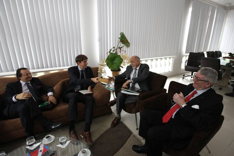 O Pará recebeu, pela segunda vez em menos de um mês, a visita de um representante internacional interessado em investir no estado. Após a visita do embaixador da Hungria, no dia 12 deste mês, foi a vez do embaixador da Bélgica, Dirck Loncke, ser recebido nesta terça-feira, 24, pelo governador Simão Jatene no Palácio dos Despachos.
FOTO: ANTONIO SILVA / AG. PARÁ
DATA: 24.04.2018
BELÉM - PARÁ <div class='credito_fotos'>Foto: Antônio Silva/Ag. Pará | <a href='/midias/2018/originais/9003e82a-e7a8-4345-938b-f720c0bb7f3c.jpg' download><i class='fa-solid fa-download'></i> Download</a></div>
