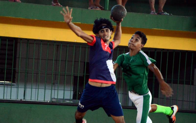 No momento em que os Jogos Estudantis Paraenses (Jeps) atingem a marca histórica de 60 anos, o município de Mocajuba (foto), na Região do Baixo-Tocantins, está em festa ao sediar, desde a quarta-feira, 16, as competições regionais do evento estudantil.
FOTO: ELISEU DIAS / ASCOM SEDUC
DATA: 17.05.2018
MOCAJUBA - PARÁ <div class='credito_fotos'>Foto: Eliseu Dias / Ascom Seduc | <a href='/midias/2018/originais/90135dd8-9963-4349-a064-3a3f7d404a57.jpg' download><i class='fa-solid fa-download'></i> Download</a></div>