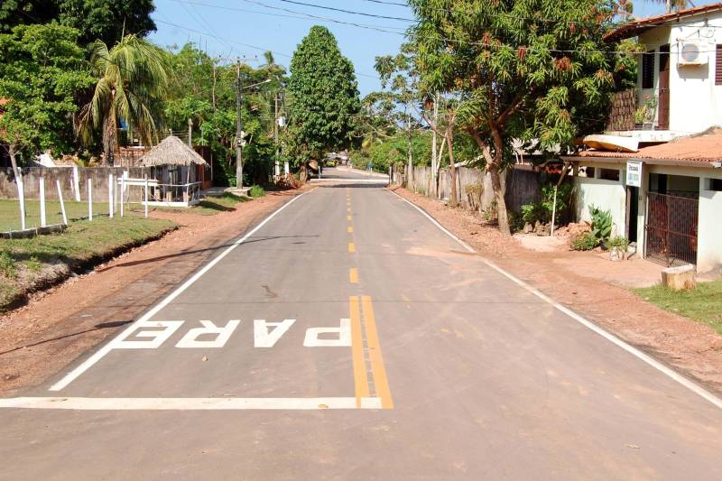 O acesso a um dos principais cartões postais do Pará e do Brasil, a vila balneária de Alter do Chão, localizada a aproximadamente 30 km de Santarém, na região Oeste do Pará, está de cara nova. O Governo do Estado, por meio da Secretaria Estadual de Transportes (Setran), investiu mais de R$ 16 milhões para tornar a PA-457 (Rodovia Everaldo Martins, na foto) mais segura e mais moderna. Agora, quem acessar o ponto turístico ou se deslocar para uma das 18 comunidades que ficam na região do Eixo Forte, encontrarão melhores condições de tráfego. A modernização iniciou pela Rodovia Fernando Guilhon (PA-453), que foi duplicada em 1,2 km, na saída do Rio Tapajós Shopping, com implantação de sinalização vertical e horizontal, além da construção de duas novas rotatórias: uma em frente ao Residencial Salvação, e outra, no entroncamento das duas PA's, ao direcionar o condutor, tendo como ponto de referência a Escola Tecnológica de Santarém.
FOTO: WILLIAM SANTOS / ASCOM CRGBA
DATA: 09.11.2018
SANTARÉM - PARÁ <div class='credito_fotos'>Foto: WILLIAM SANTOS / ASCOM CRGBA | <a href='/midias/2018/originais/901e7bf2-fc47-4979-8d02-188dc44fc909.jpg' download><i class='fa-solid fa-download'></i> Download</a></div>