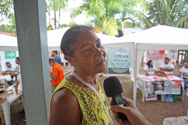 Aos 22 anos, Cláudio Cardoso está desempregado e procura um trabalho para sustentar o filho. Neste domingo (11) ele aproveitou a presença da Caravana Pro Paz no município de Barcarena, distante 15 quilômetros da capital, para retirar seus documentos e até aproveitou para cortar os cabelos. Na segunda-feira (12) pretende sair em busca de um emprego. Ele é um dos mil beneficiados pelos atendimentos feitos na cidade pela Caravana Pro Paz, uma ação do Governo do Pará, que busca garantir o acesso da população mais carente a serviços de atenção às necessidades básicas do cidadão, como atendimentos médicos, exames, vacinação, entre outros, com ações de mobilização em diversas regiões e municípios, a fim de fortalecer a cidadania paraense. “Os documentos e aparências são muito importantes para conseguir um trabalho, por isso estou aproveitando para fazer tudo para na segunda-feira continuar procurando emprego”, comentou Claudio. Ele está separado e quer encontrar um trabalho para sustentar o filho. A Caravana Pro Paz está iniciando os trabalhos em 2018 por Barcarena, nas comunidades de Vila Nova, Bom futuro e Burajuba afetadas pelo transbordamento de rejeitos da Hydro Alunorte, no início deste mês. Os serviços de retirada de documentos (Certidão de Nascimento, RG, Registro Social, ID Jovem), atendimento médico (pediatria, ginecologia e clínica geral), consulta jurídica, exames vacinas e cortes de cabelo foram ofertados em parceria com a Prefeitura do município. Na foto, dona Maria Salustiana Cardoso.
FOTO: IGOR BRANDÃO / AG PARÁ
DATA: 11.03.2018
BARCARENA - PARÁ <div class='credito_fotos'>Foto: IGOR BRANDÃO / AG. PARÁ | <a href='/midias/2018/originais/90337a92-6de1-4fda-a18a-5808fe1a0488.jpg' download><i class='fa-solid fa-download'></i> Download</a></div>
