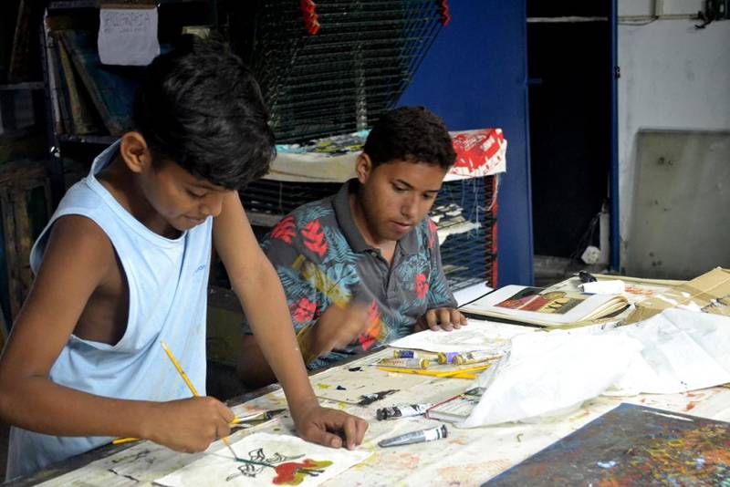 Experimentos com gravura, confecções de maquetes, gravura em arte sacra, youtuber, bateria, percussão são algumas das oficinas ofertadas pela Fundação Cultural do Pará para o mês de junho. São mais de 100 opções de cursos de arte e ofício realizados nas Oficinas Curro Velho e na Casa da Linguagem. Este será o último módulo de oficinas do primeiro semestre de 2018. As aulas iniciam no dia 28 de maio e encerram no dia 15 de junho, nos horários da manhã e tarde. Na parte de audiovisual serão ofertadas quatro oficinas, entre elas: Laboratório de ensaios fotográficos e fotocolagem, entre outras. A oficina de Laboratório de ensaios fotográficos será ministrada pela fotógrafa e professora da Secretaria de Estado de Educação (Seduc), Bárbara Freire. Para participar o aluno deve ter como pré-requisito conhecimento básico de fotografias.
FOTO: ASCOM / FCP
DATA: 15.05.2018
BELÉM - PARÁ <div class='credito_fotos'>Foto: ASCOM FCP | <a href='/midias/2018/originais/9042ddf8-25bf-4a6b-af38-b47bc3b5b9cb.jpg' download><i class='fa-solid fa-download'></i> Download</a></div>